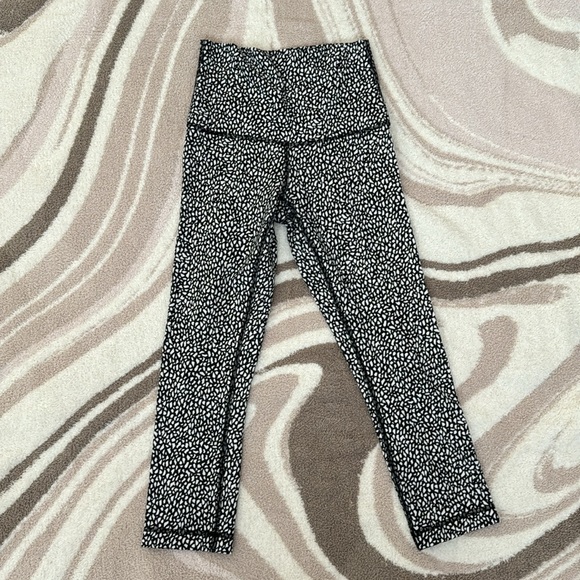 Lululemon Cropped Wunder Under Size 4 - Picture 2 of 3